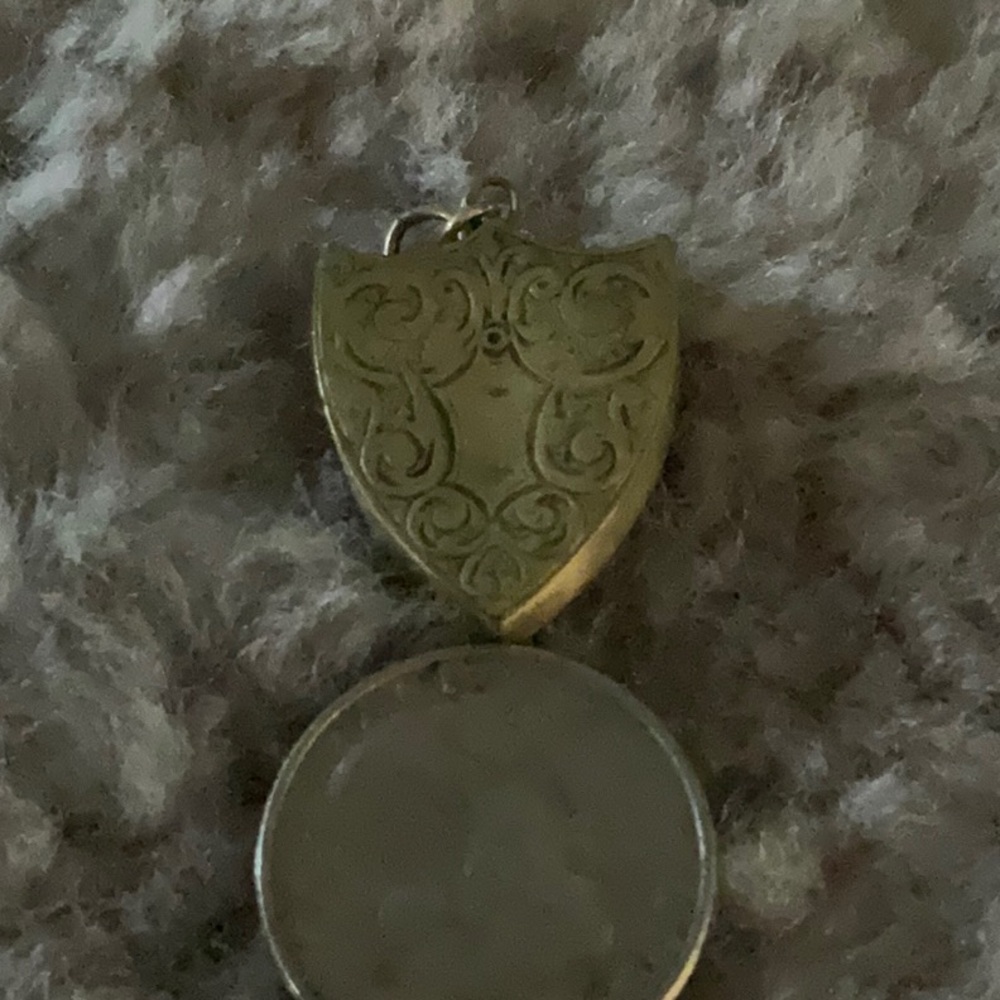 Antique Gold Shield Locket Ornately Decorated. Antique Estate Sale Find 🌹 - Picture 3 of 4